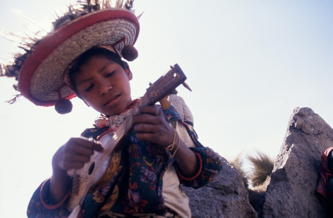 Niño tocando una guitarra