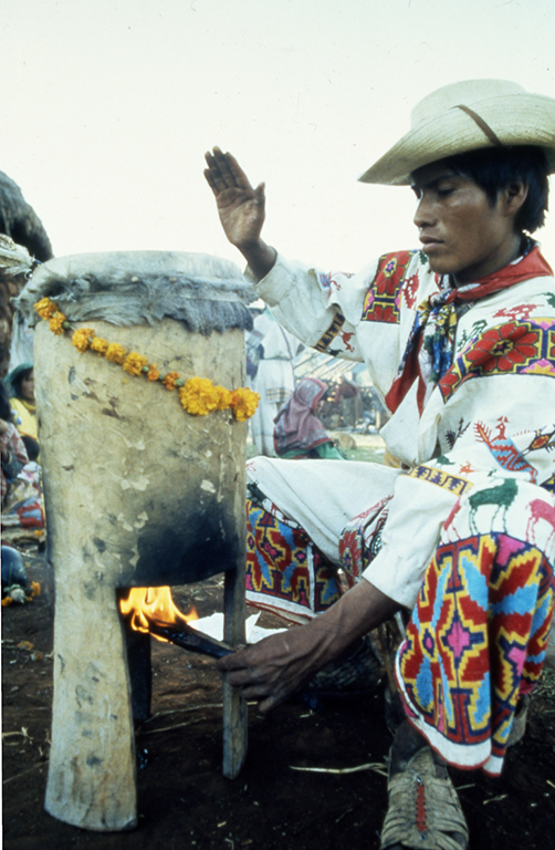 Hombre calentando el cuero de un tambor